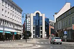 Kruhový objezd u náměstí