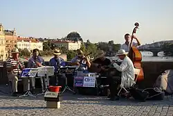 Členové Originálního Pražského Synkopického Orchestru koncertující na Karlově mostě v Praze