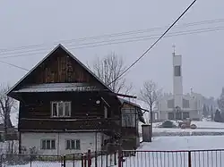 Oravská Polhora, v pozadí moderní kostel Nejsvětějšího srdce Páně z let 1969 až 1971