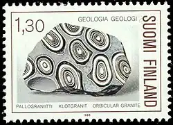 Granit s kulovitou stavbou na finské poštovní známce