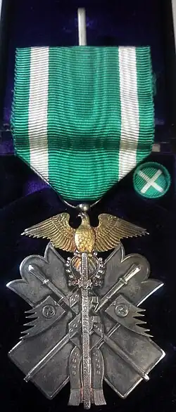 Odznak 7. třídy se stuhou a rozetou (vpravo pod stuhou)