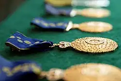 Insignie třídy člena připravené k předání oceněným