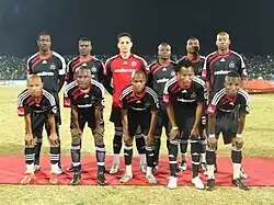 Josephs (v horní řadě třetí zleva) na fotografii s týmem Orlando Pirates