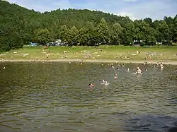 Pláž kempu Popelíky z výběžku cca 500 metrů od hráze