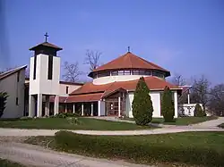 Moderní kostel ve městě