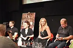 Hlavní herci na novinářské konferenci