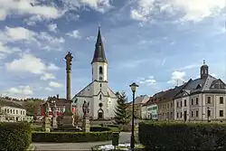 Náměstí s mariánským sloupem a kostelem svatého Víta