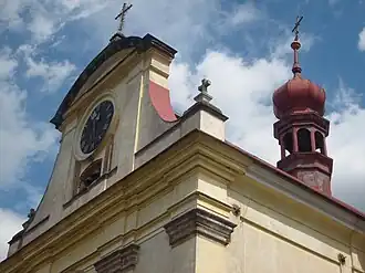 Průčelí a věžička kostela Nanebevzetí Panny Marie v Oseku