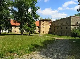 Neopravené části hospodářského dvora (pivovar a sýpka)