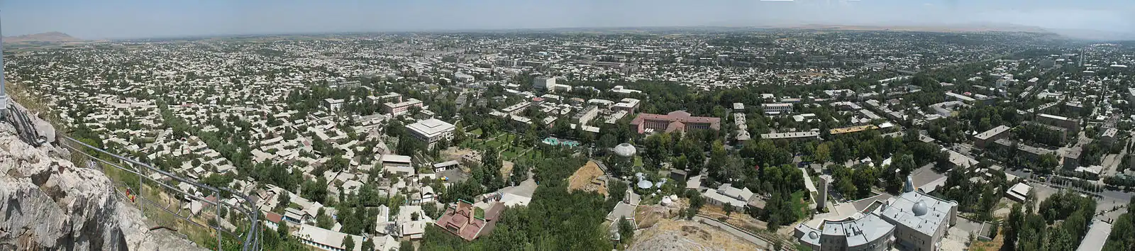 Pohled na město z horského masivu Sulajman-Too (7. srpna 2006)