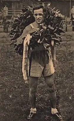 Oskar Hekš po vítězství v maratónu, 1929