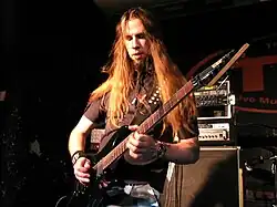 Kytarista Oskar Montelius se Sabaton v roce 2007