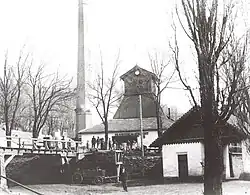 Důl Františka v Padochově (1888) s dřevěnou pyramidální těžní věží a polygonálním komínem