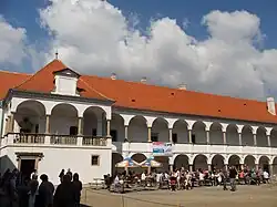 Oslavany, zámek, arkádové nádvoří (01).jpg