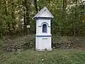 Výklednková kaplička u studánky