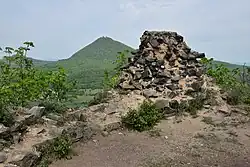 Torzo bašty s Milešovkou v pozadí