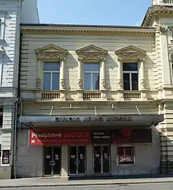 Hlavní vchod do budovy divadla