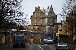 Dominantní věž, s četnými prvky odkazujícími na renesanční a novorenesanční architekturu