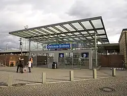 Vstup do severního podchodu vedoucího k nástupištím