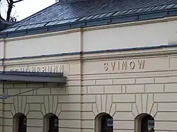 Dvojjazyčný název Schönbrunn/Svinow na venkovní fasádě historické výpravní budovy