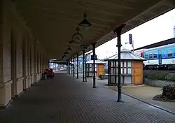 Bývalé 1. nástupiště v rámci výpravní budovy, dnes odpočinková zóna