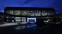 Pohled na staniční budovu v noci