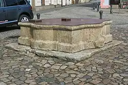 Ostrov nad Ohří-Staré nám.-horní kašna.jpg