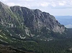 Ostrva, serpentiny magistrály do sedla p. O., vpravo dole světlejší Galéria Ostrvy