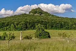 Ostrý od západu, v popředí socha sv. Antonína Paduánského