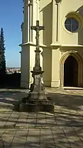 Kříž před kostelem