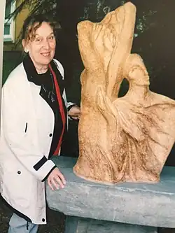 Otilie šuterová na Mezinárodním sochařském sympoziu v Třinci s plastikou PÉČE, 2006