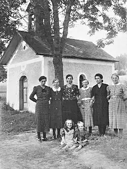 Obyvatelky šumavského Otova před místní kaplí (rok 1930)