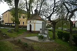 Náves s kapličkou a rybníkem