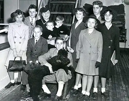 Ottilie Moore se svými svěřenci na palubě parníku Excalibur cestou z Evropy do New Yorku, 1941.
