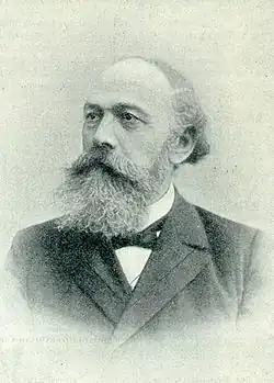 Snímek muže s plnovousem a vázankou v saku