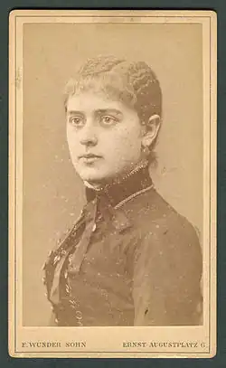 Toto je první fotografie uveřejněná na Wikimedia Commons. Je na ní paní (či slečna?) Alwine Hengst kolem roku 1885