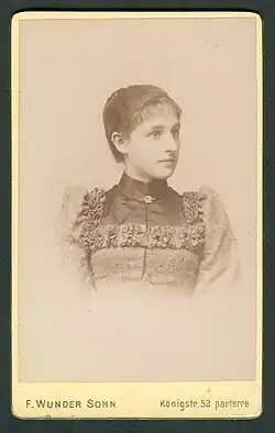 Něžná mladá žena, 1893