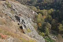 Pohled na otvory klukovických Korálových jeskyň ve skalním amfiteátru bývalého koupaliště