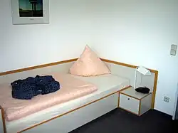 Noční stolek integrovaný s lůžkem