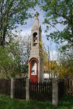 Kamenná zvonička ve vsi