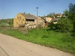 Jedna z usedlostí s kostelem sv. Václava v pozadí