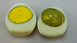 Převařené vejce se zeleným povlakem na žloutku