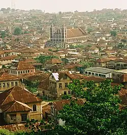 Pohled na město z kopce Olumo