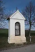 Overview_2_of_wayside_chapel_near_road_near_Oponešice,_Třebíč_District.jpg