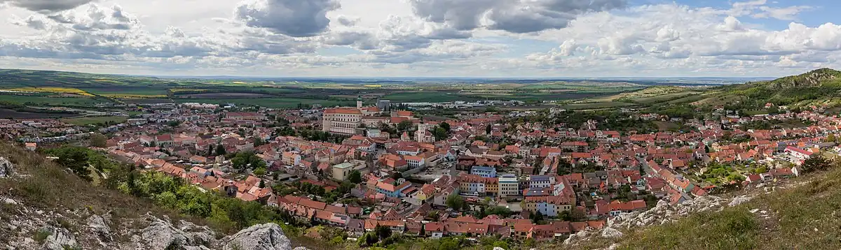 Panoramatický pohled na Mikulov ze Svatého kopečku.