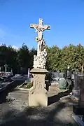 Overview_of_cemetery_cross_at_cemetery_in_Račice,_Třebíč_District.jpg