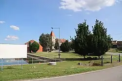 Požární nádrž, náves s parkem a kostel sv. Jakuba Staršího