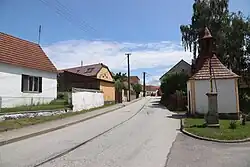 kaplička a silnice v Příštpu