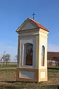 Overview_of_wayside_chapel_in_Vesce,_Moravské_Budějovice,_Třebíč_District.jpg