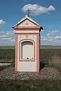 Overview of wayside chapel near road near Lažínky, Moravské Budějovice, Třebíč District.jpg